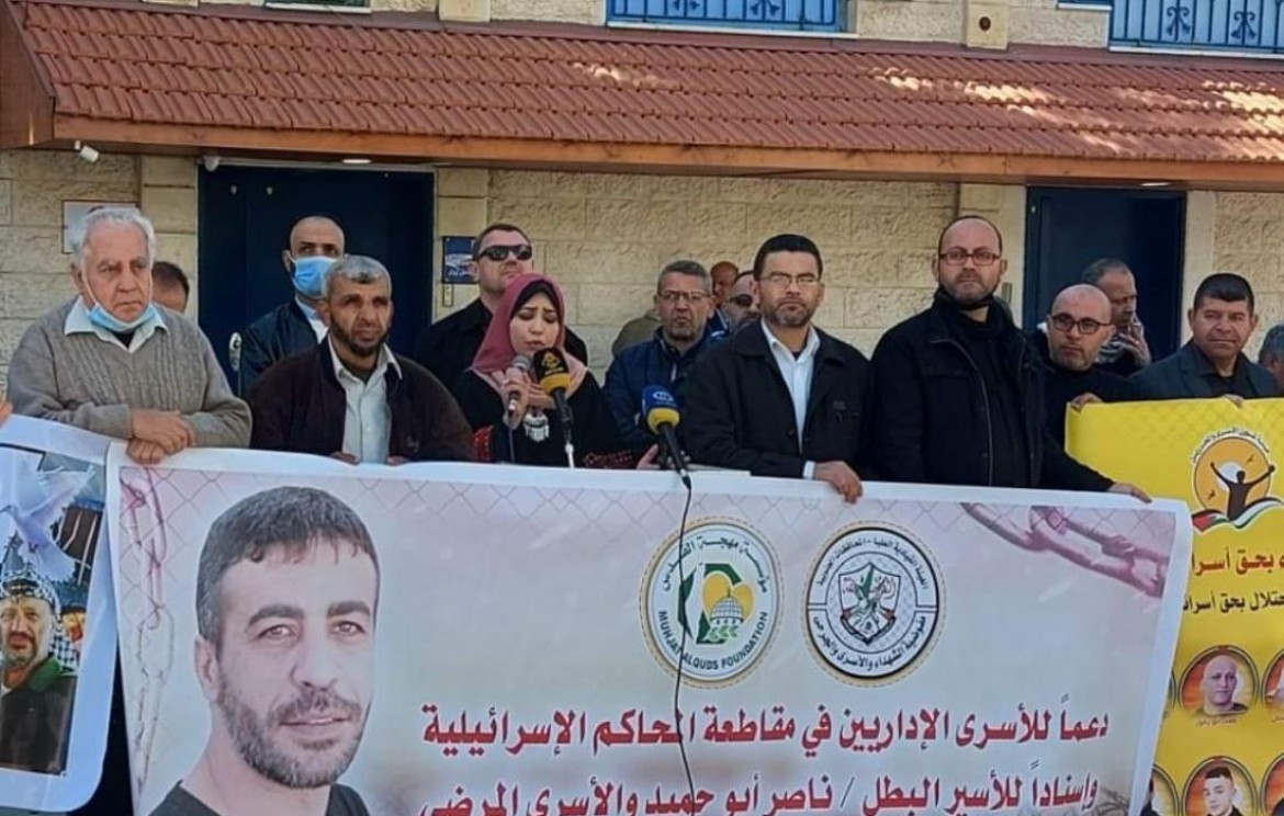 مهجة القدس ومفوضية الشهداء بحركة فتح تنظمان وقفة دعم وإسناد مع الأسرى الإداريين