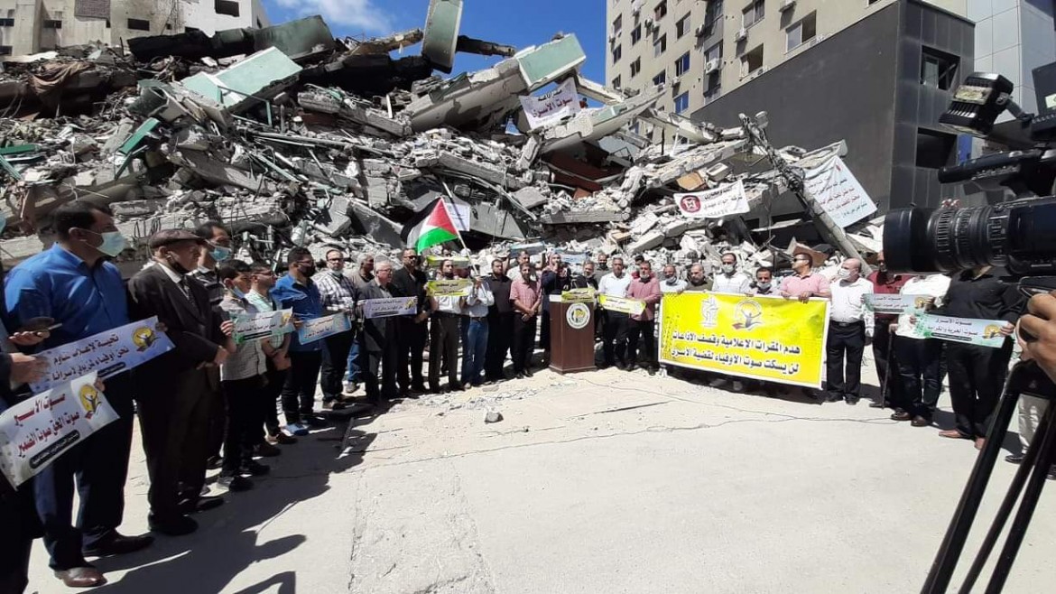 وقفة احتجاجية أمام مقر إذاعة الأسرى المدمر