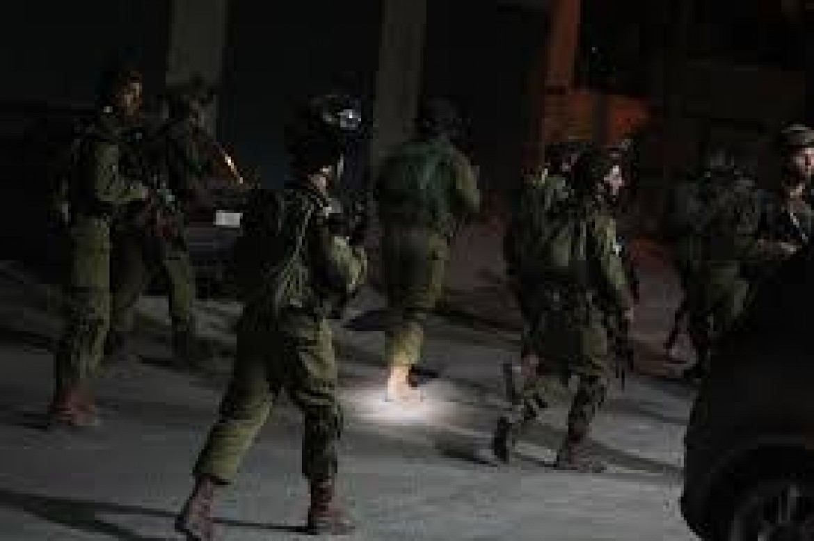 اعتقال 15 مواطنا بمداهمات بالضفة والقدس