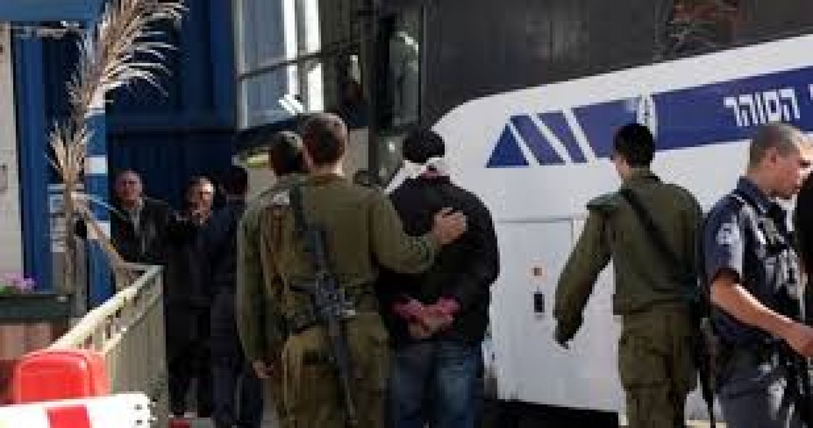 تمديد توقيف مقدسيين وفرض الحبس المنزلي على آخرين