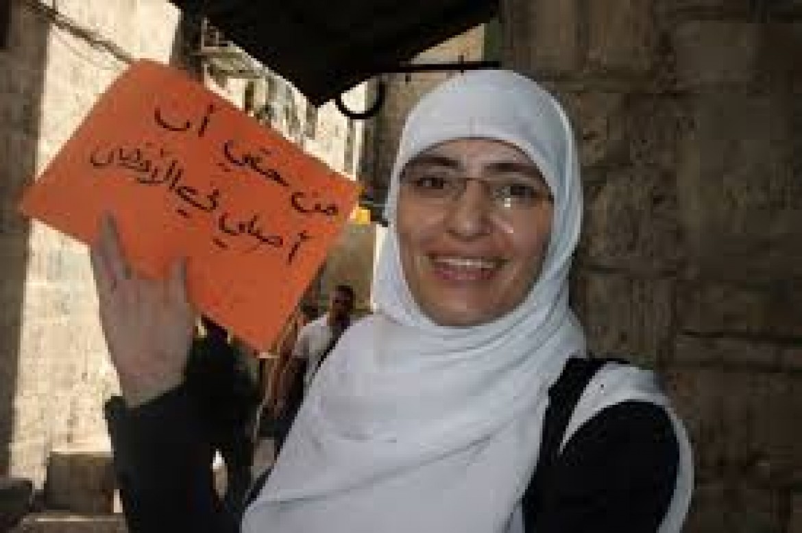 الاحتلال يعتقل 4 مقدسيين بينهم المرابطة هنادي الحلواني