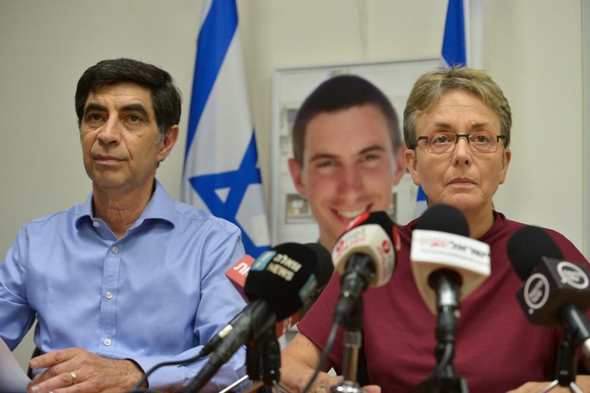 عائلة الأسير هدار  تراجع الثقة بالجيش بسبب  إهمال الأسرى بغزة