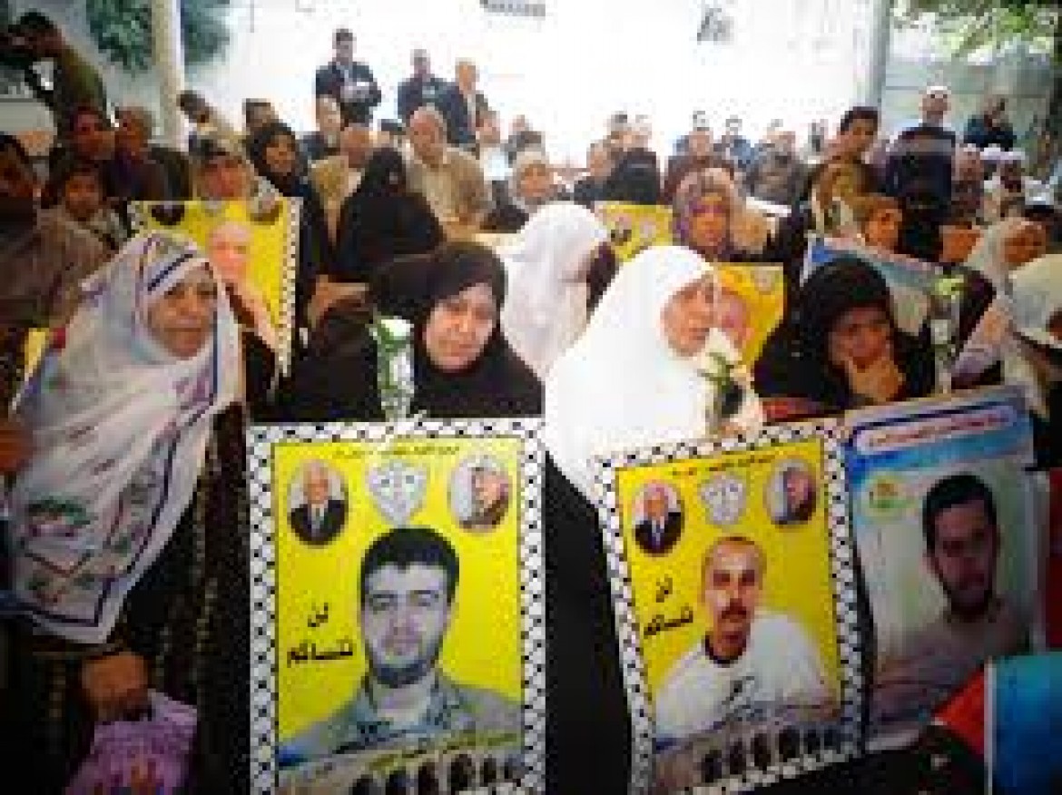 الاحتلال يحرم 25 عائلة غزية من زيارة أبنائها بالسجون