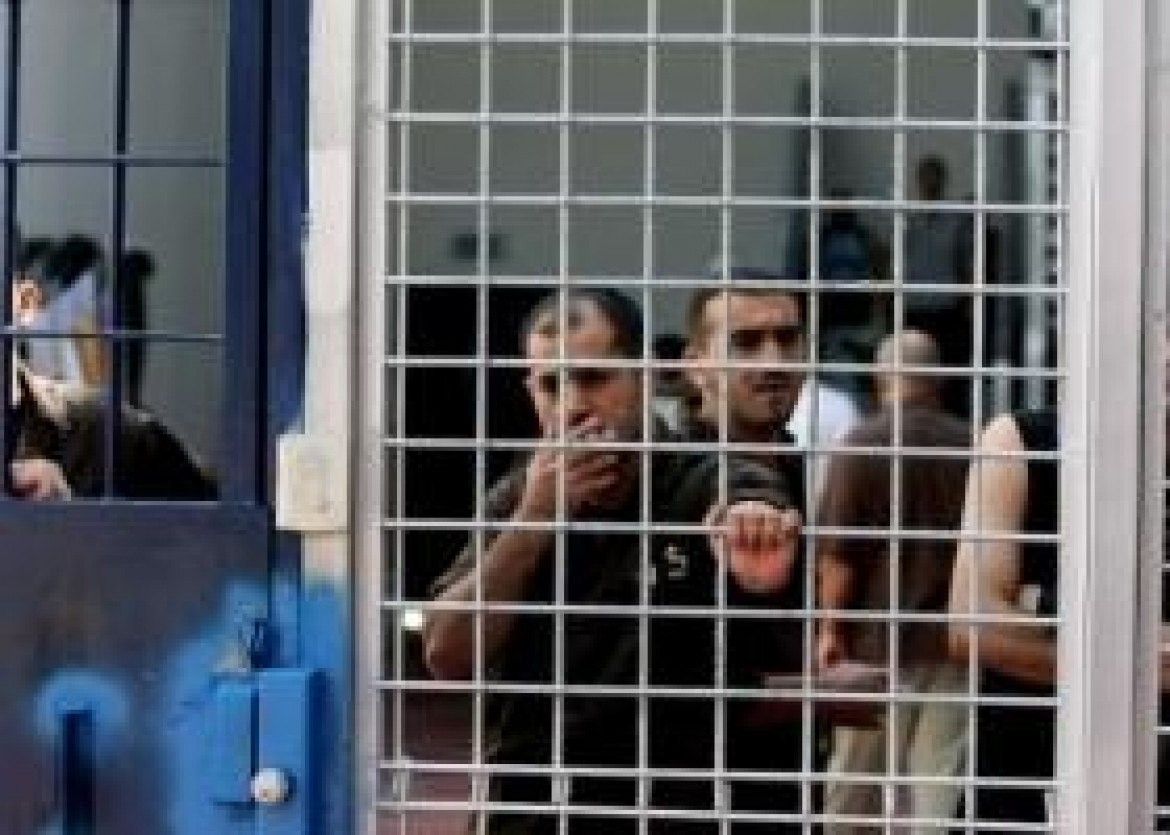 الاحتلال يجدد الإداري لأسيرين