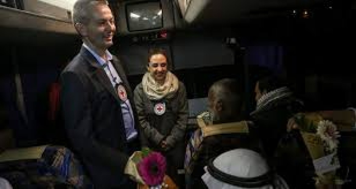 أهالي أسرى غزة يزورون أبنائهم في سجن نفحة