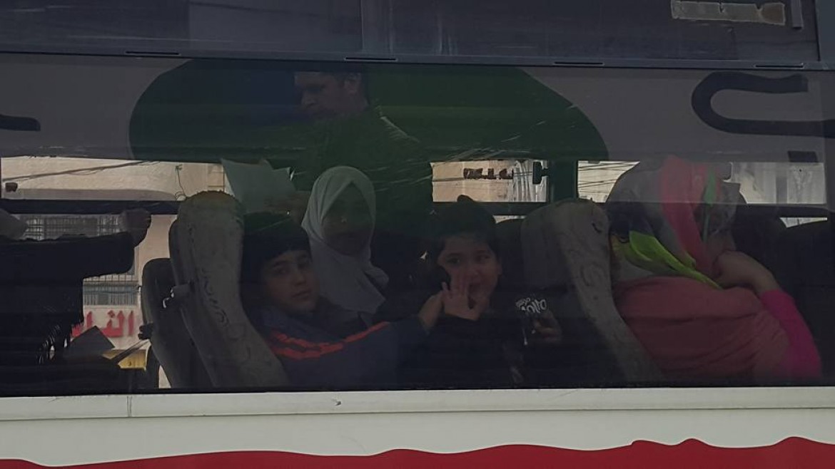 الطفلين عبادة ومريم في طريقهما لزيارة والدهما