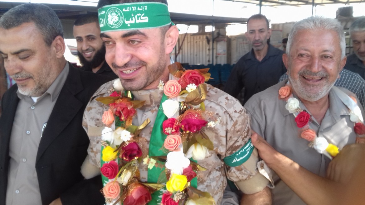 تصوير اذاعة الأسرى لحظة التحرر في معبر بيت حانون