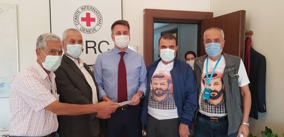 لجنة الدفاع عن الأسرى و المعتقلين الفلسطينيين في السجون تسلم مذكرة إلى مدير  الصليب الأحمر في دمشق