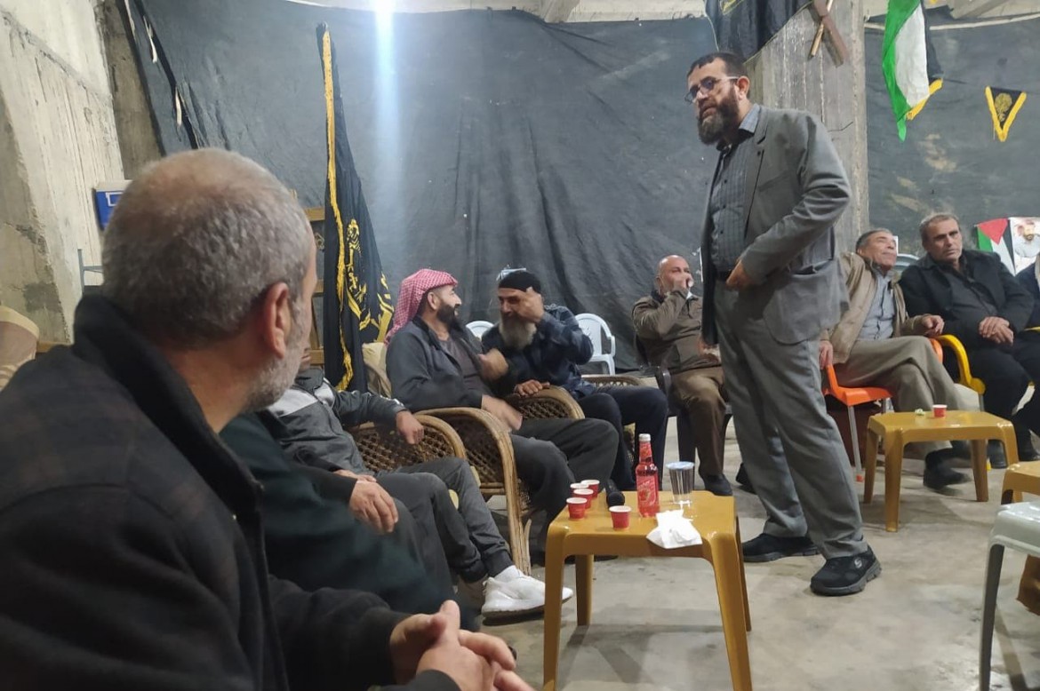 وفد من الجهاد يزور المحرر ماهر الأخرس لتهنئته بالحرية