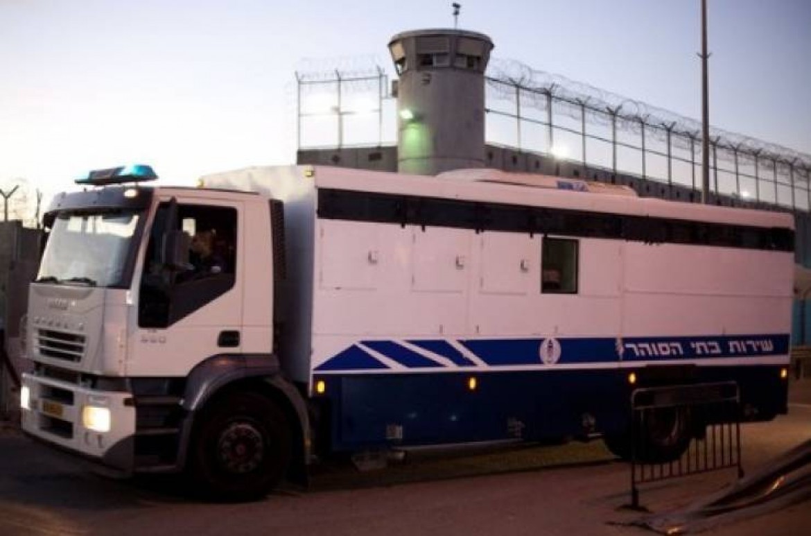 عربة النقل يسمى البوسطة